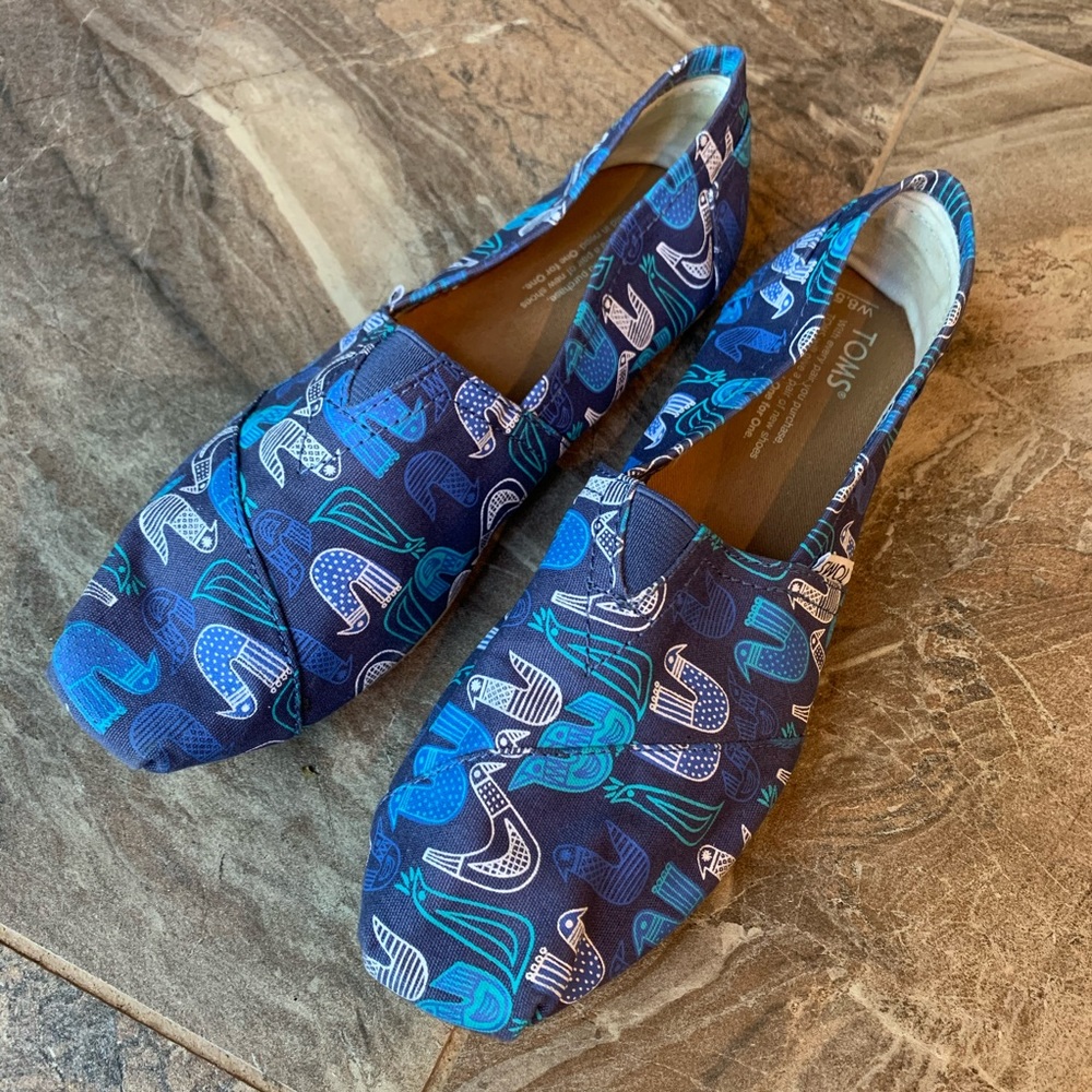 TOMS Shades of Blue Birds Chicken Slip On 8.5